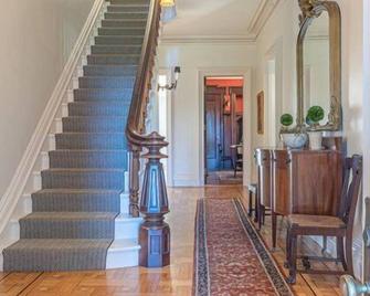 Always a Great Idea To Unwind! Free Parking, Bike Rental, Near Loughran Park - Kingston - Escaleras