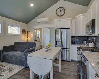 Impeccable Guest House, New Furnishing, Near Downtown. Ev Charger, Dog Friendly, Deck, Enclosed Yard - Redmond - Kitchen