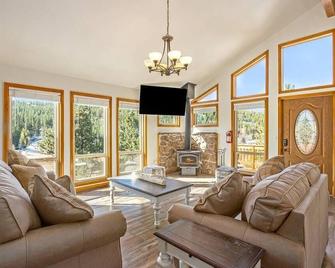 The Colorado Chalet | Hot Tub & Pool table - Bailey - Living room