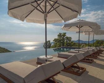 Vivid Blue Serenity Resort - Budva - Zwembad