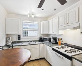 Walk to Retro Row Long Beach Condo - Long Beach - Kitchen