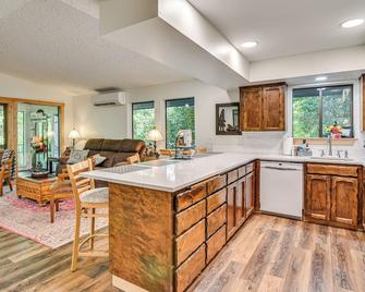 Riverfront Woodland Cabin Wooded and Forested Views - Woodland - Cuisine