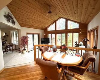 The Scandinavian Chalet - Tranquility in Town - Midland - Essbereich