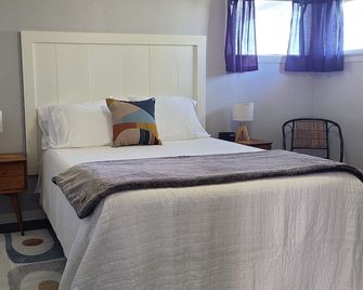 Charming Modern 1950s Mid-Century Ranch. - Mount Pleasant - Schlafzimmer