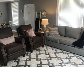 Restful Richfield home/memory foam mattresses - Richfield - Living room