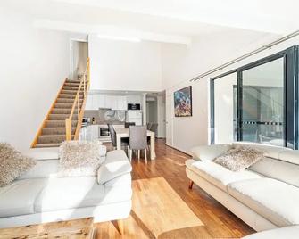 Absolute Waterfront - Broadwater