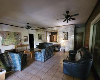 Autumn Breeze Manor Guest House - Graskop - Living room