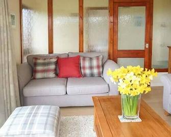 Pine Lodge, Family Friendly, With A Garden In Culbokie - Dingwall - Living room
