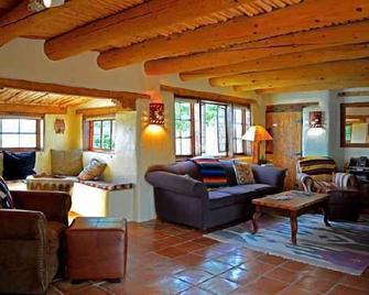 Montana Luz Hacienda Views, Air Condition, Enclosed yard, Hot tub and Sauna - Arroyo Seco - Living room