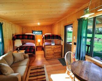 Cute Bunk House near Glacier National Park - Coram - Living room