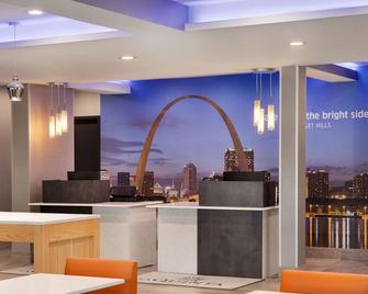 La Quinta Inn & Suites by Wyndham St Louis Route 66 - St. Louis - Front desk