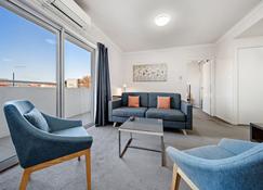 Comfy Lakeside 1-Bed with Secure Parking - Tuggeranong - Living room