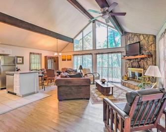 Beautiful Home with Mountain-View Deck and Smart TV - Warm Springs - Living room