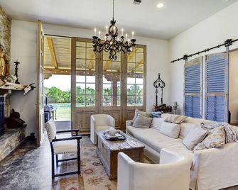 Brenham-Home/Barn amazing place to stay! Completed 2019 - Brenham - Olohuone