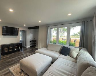3 bedroom LaSalle home bordering Amherstburg & minutes away from Windsor - LaSalle - Salon