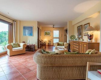 Villa with Pool, Pets & WiFi - Misilmeri - Sala de estar