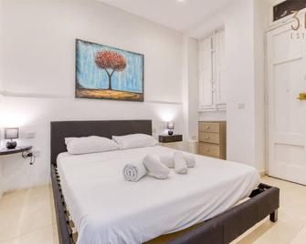 Cozy Studio with Private Backyard in Floriana by 360 Estates - Floriana - Bedroom