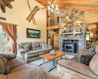 Cozy Utah Cabin with Deck and Fire Pit! - Duck Creek Village - Sala de estar