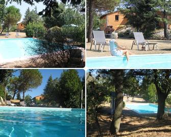 Ferienhaus Ca Piero mit Pool 17 bis 20 Personen - 우르비노 - 수영장
