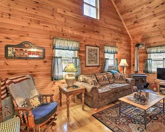 Peaceful Mountain City Cabin with Porch and Fire Pit - Mountain City - Living room