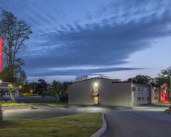 Red Roof Plus+ Poughkeepsie - Poughkeepsie - Будівля