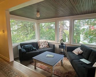 Spacious 2-bedroom apartment with AC, WiFi in Utica - Utica - Living room