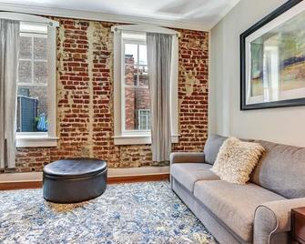 E Bay St Loft by City Market and River Street - Savannah - Soggiorno