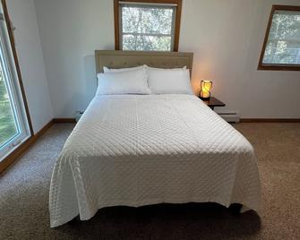 Chippewa Falls Lakefront. Lake Wissota Sunsets. Family & Work Stays ·Fire Pit - Chippewa Falls - Bedroom