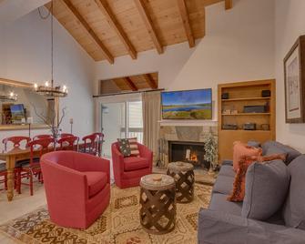 High Ground: 3 Br, 2 Ba Townhouse In Carnelian Bay, Sleeps 6 - Carnelian Bay - Living room