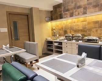 Zaith Residency Near US Consulate & Apollo hospitals - Chennai - Kitchen