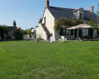 Charming house on the outskirts of the village in an old farmhouse - Neuillé