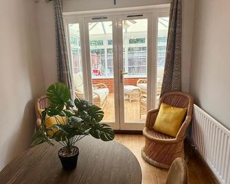 Spacious 4 Bed House with parking in Wolverhampton - Pattingham