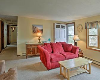 Quiet Brewster House w/ Deck, Mins to Bay Beaches! - Brewster - Living room
