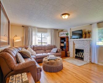 Rusk Retreat w/ Fire Pit, Grill & Countryside View - Rusk - Sala de estar