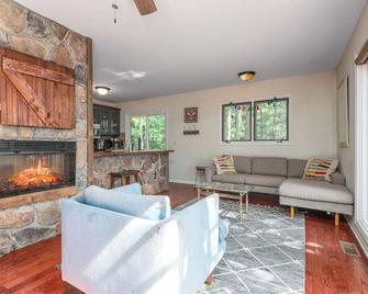 Lakefront | Private Dock & Family Friendly - Roxboro - Living room