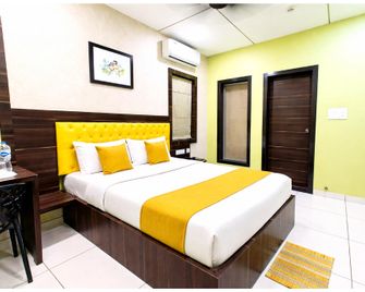 Goroomgo Royal Crown Puri Walking Distance From Sea Beach - Konark - Bedroom