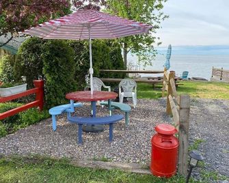 Lake Ontario - between Rochester and Niagara Falls - Kent - Patio