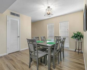 Near Beaches, Downtown Melbourne, Mlb Airport, Fit, And Hrmc! 1 - Melbourne - Dining room