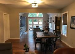 Middlebury Gem open concept and 5 minutes from town - Middlebury - Dining room