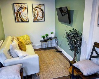 Stylish Bungalow upto 6 guests - Long Term Contractor Apartment - Playhatch - Living room