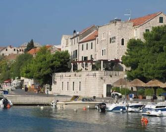 Newly renovated Hotel Kastil - Bol - Edificio
