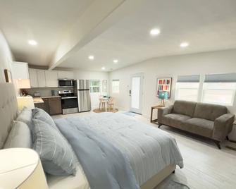 Oak Tree Oasis Guesthouse w/ Private Heated Pool - Hobbs - Bedroom