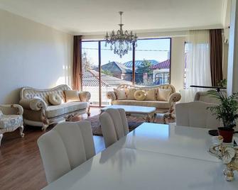 Elegant Escape: Your Home in The Center of Kutaisi - Kutaisi - Dining room