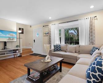 Luxe Limewash Getaway w/Sun Deck - Skokie - Living room