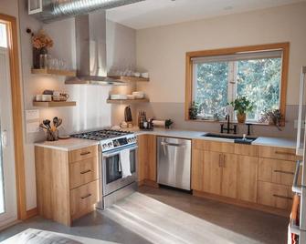 Cozy chalet among the trees. Enjoy a quiet retreat near town and attractions! - Enderby - Kitchen