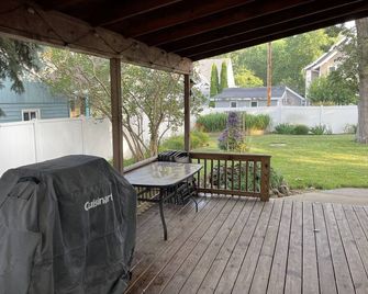 Location Location Location! Short Walk To Beach, Park, Shops, Restaurants & Bars - Clear Lake - Innenhof