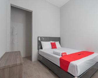 RedDoorz Syariah near Wisata Situ Gunung Sukabumi - Sukabumi - Schlafzimmer