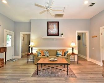 Teal Door Inn-With Fire Pit! - Charleston - Living room