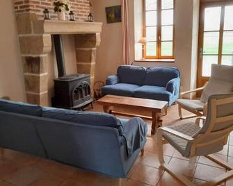 Gite Souvigny, 4 Bedrooms, 10 Persons - Souvigny - Sala de estar