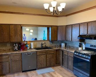 Charming House with Amazing Views! Next to Marina and Tiki Bar - Lansing - Cocina